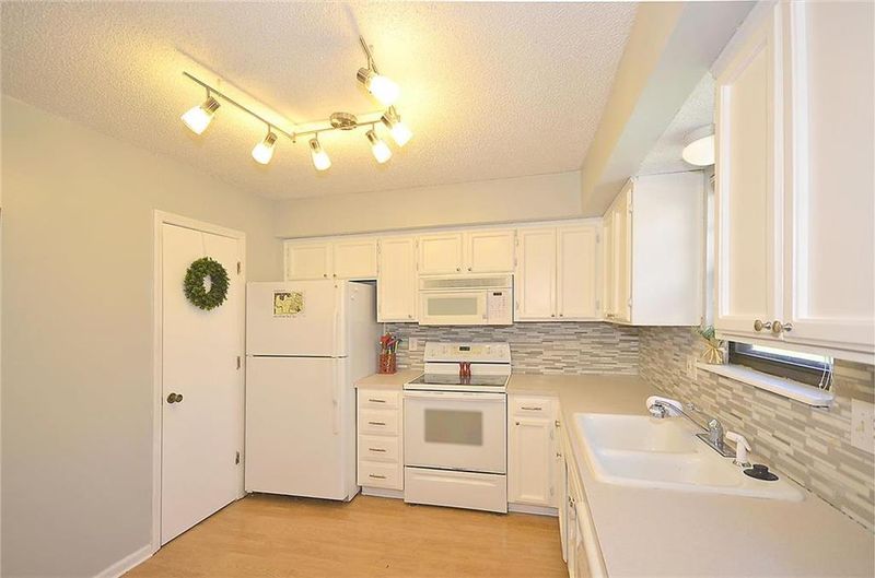 906 NE 112th Ter, Kansas City, MO 64155