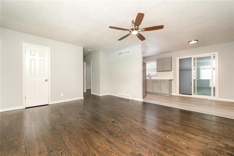 605 W Colonel Dr, Independence, MO 64050