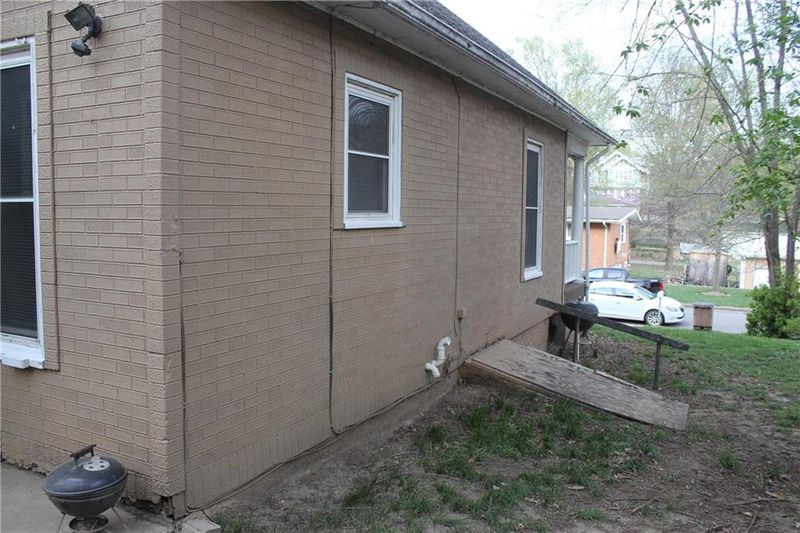 321 N 13th St, Atchison, KS 66002