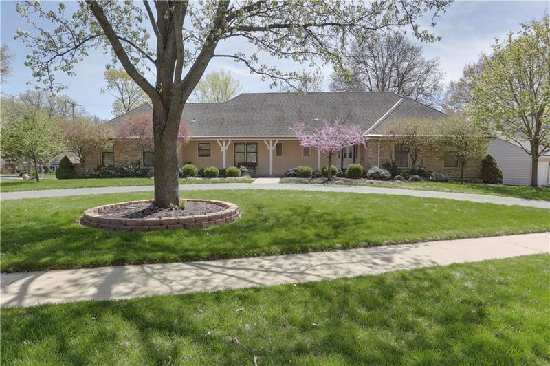 9211 Dearborn St, Overland Park, KS 66207