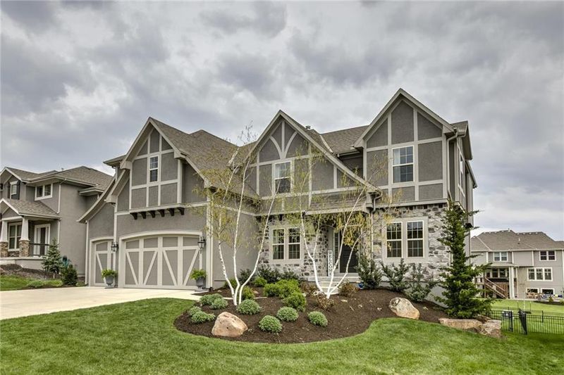 11617 W 158th St, Overland Park, KS 66221