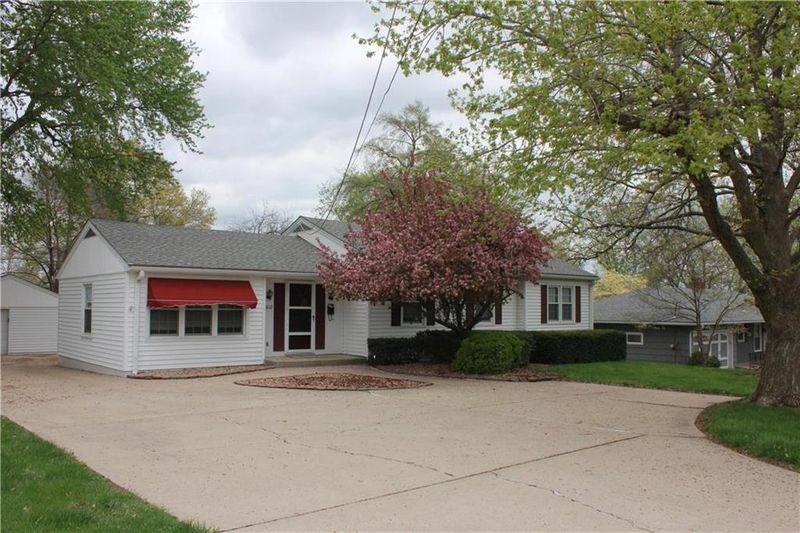 8612 E 55 St, Kansas City, MO 64129