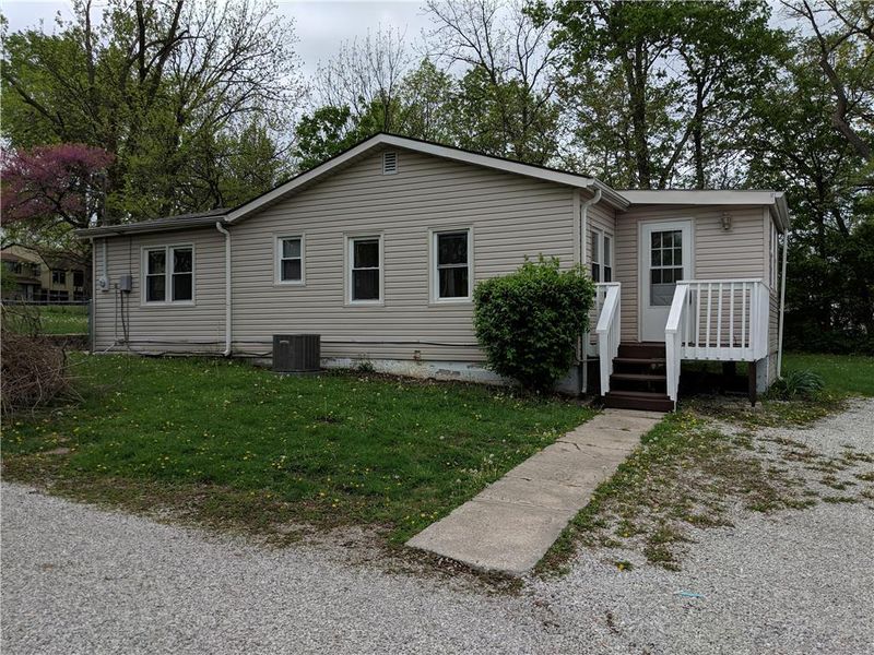 801 72nd St, Gladstone, MO 64118