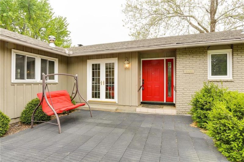 3339 W 98th St, Overland Park, KS 66206