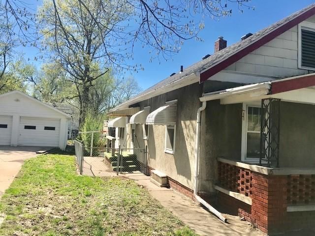 1008 S 21st St, St Joseph, MO 64507