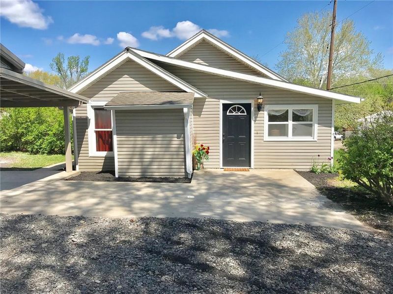 2316 Green Valley Rd, St Joseph, MO 64505