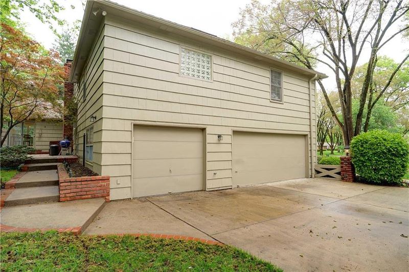 4117 W 100th Pl, Overland Park, KS 66207