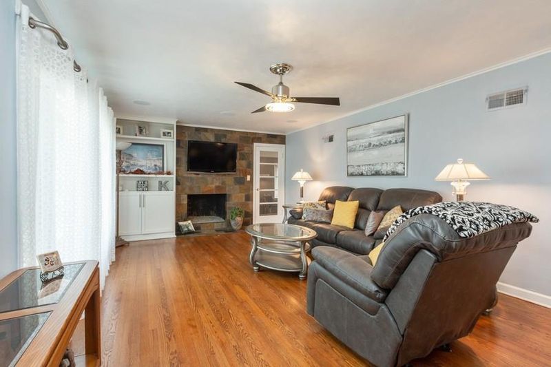5504 W 99th St, Overland Park, KS 66207