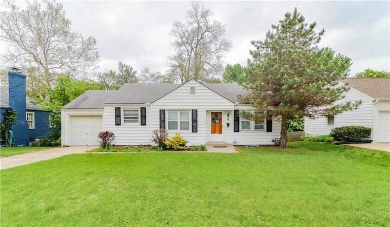 18 E Navajo Ln, Kansas City, MO 64114