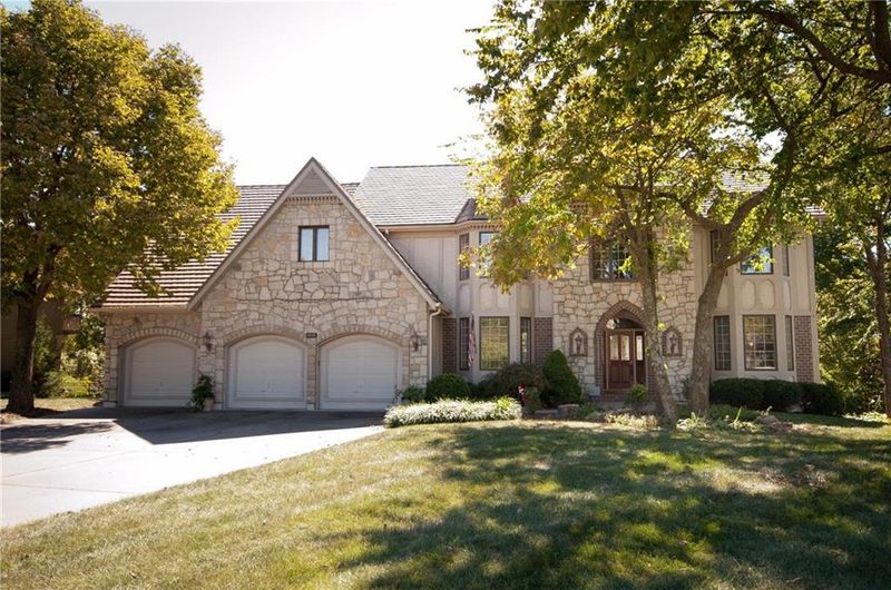 1215 NE Edgehill St, Lee's Summit, MO 64064