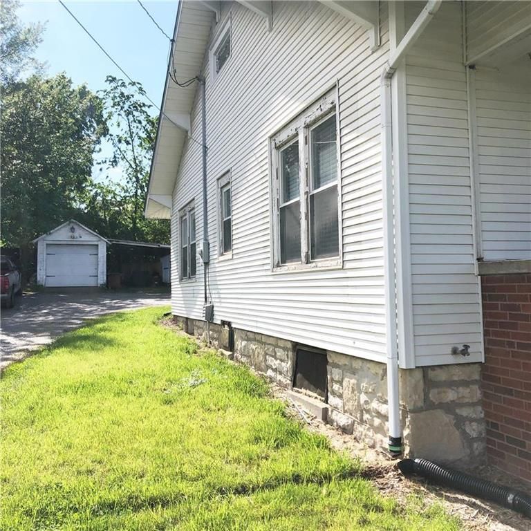 406 S Shaw St, Richmond, MO 64085
