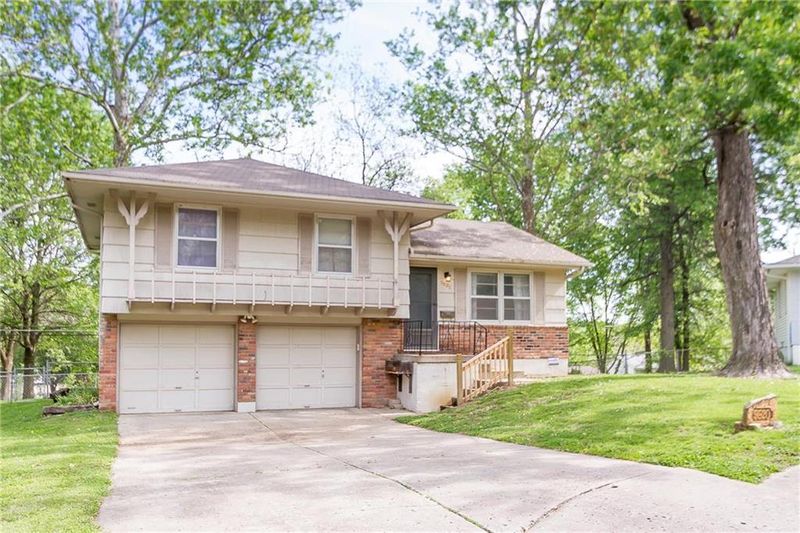 9820 E 52nd St, Kansas City, MO 64133