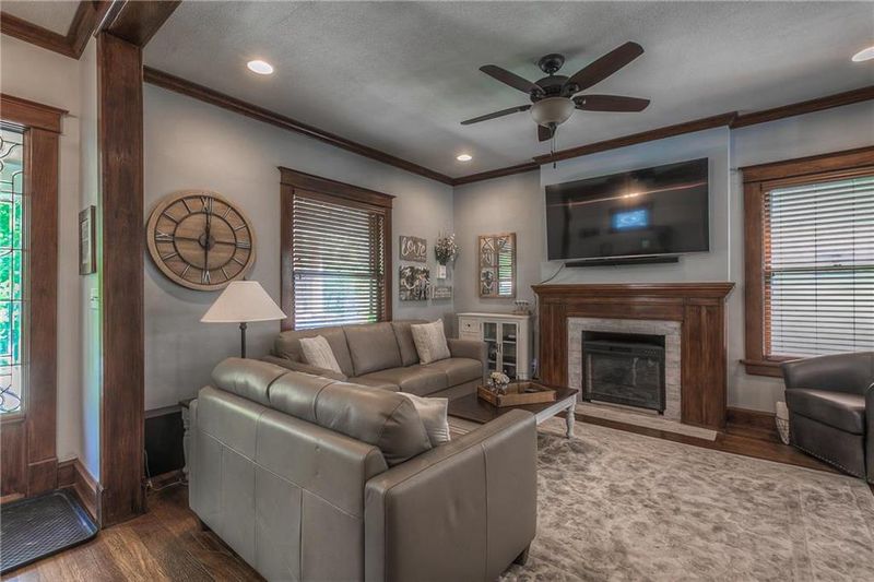 37 E 53 St, Kansas City, MO 64112
