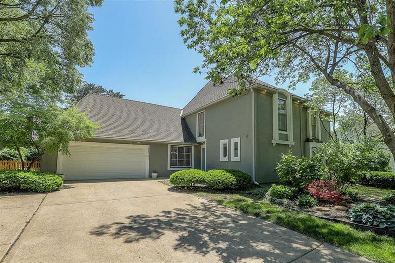 10752 Walmer St, Overland Park, KS 66211