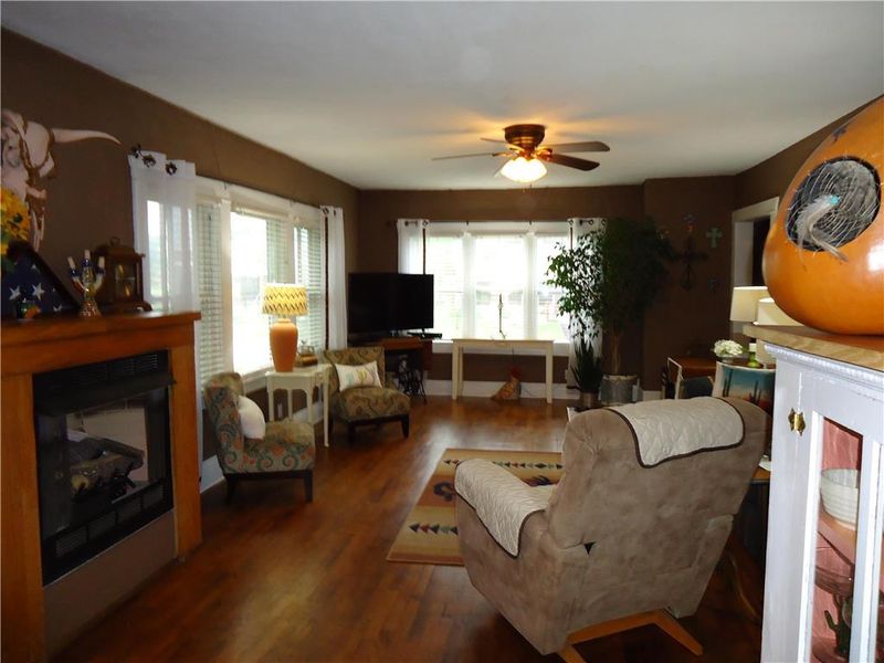 112 6th St, Baldwin City, KS 66006