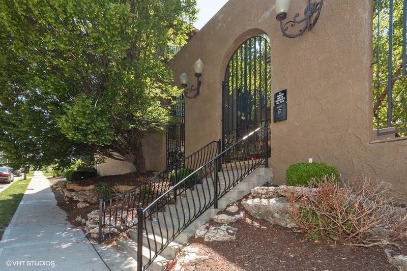 1111 W 46th St #40, Kansas City, MO 64112