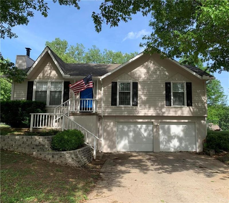 7013 Michael Ln, Pleasant Valley, MO 64068
