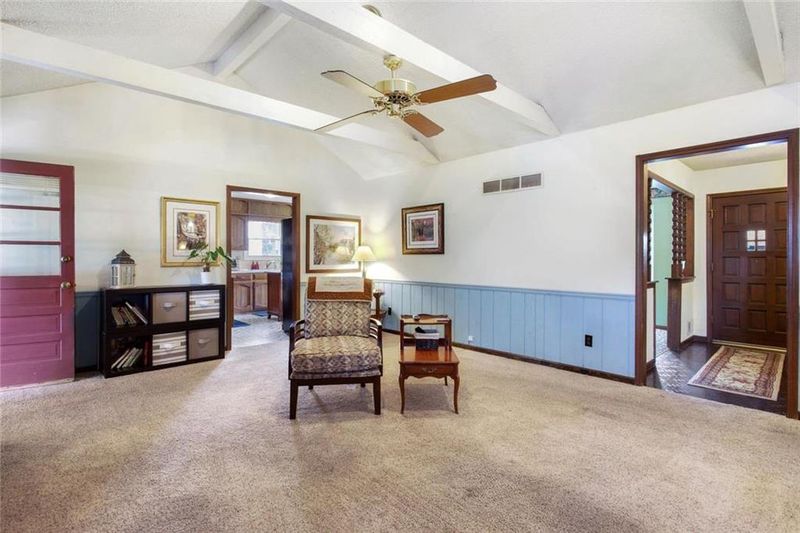 16405 E Cogan Dr, Independence, MO 64055