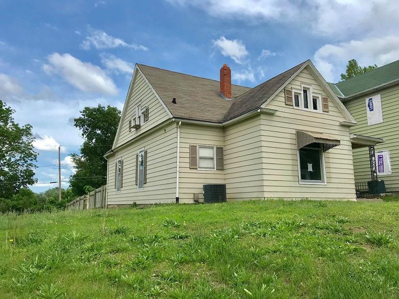 1321 N 10th St, St Joseph, MO 64501