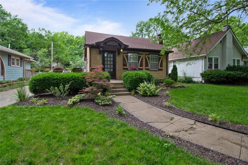 6408 Oak St, Kansas City, MO 64113