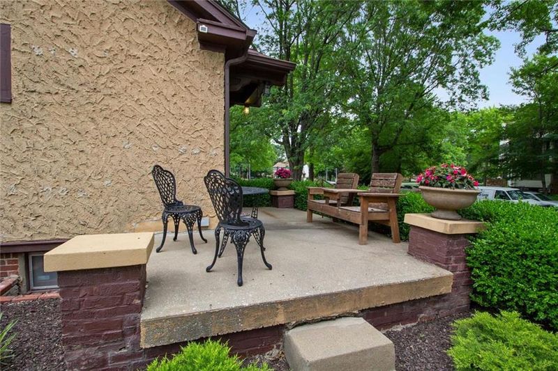 6408 Oak St, Kansas City, MO 64113