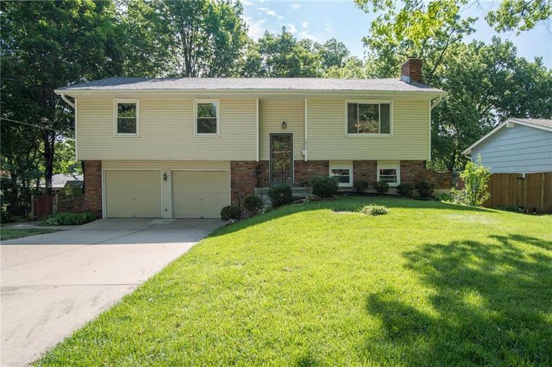 7015 Floyd St, Overland Park, KS 66204