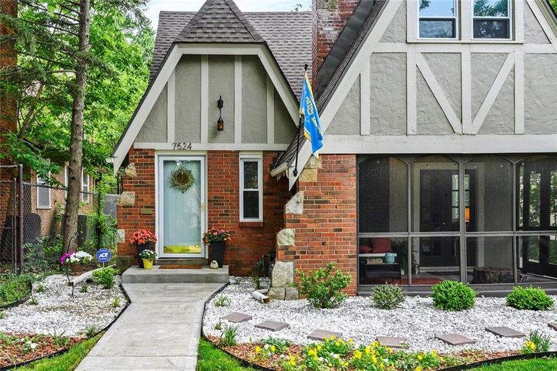 7524 Walnut St, Kansas City, MO 64114