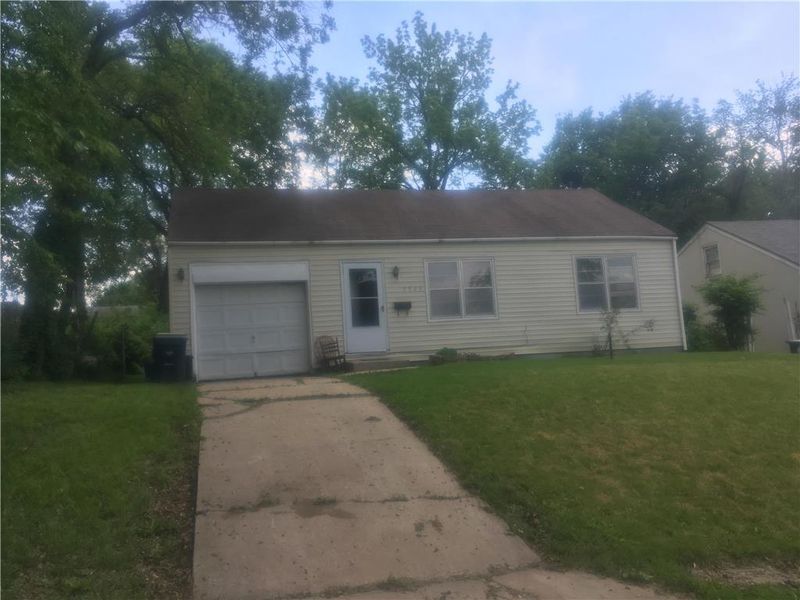 2509 E 79 St, Kansas City, MO 64132