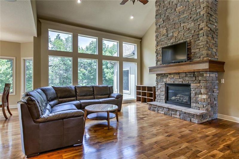 1401 NE Daltons Ridge Dr, Lee's Summit, MO 64064