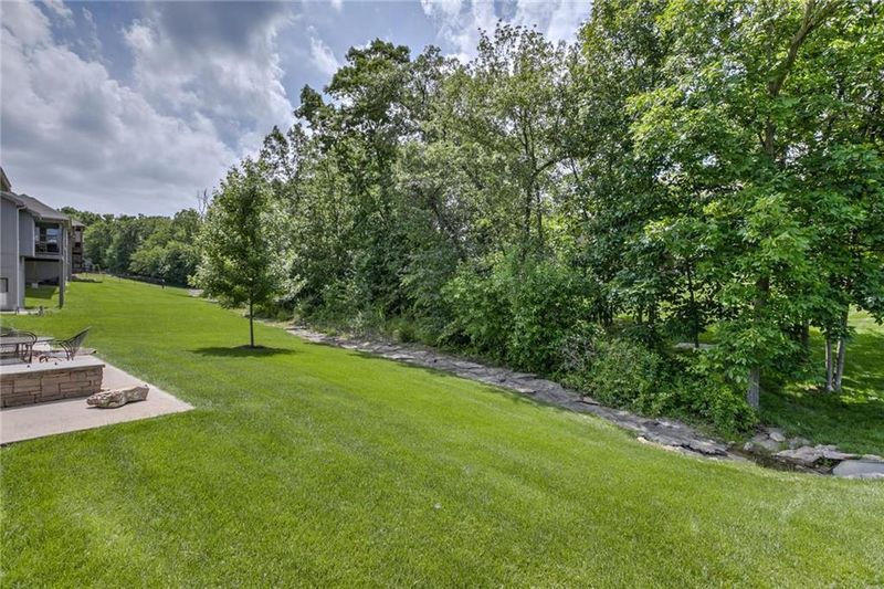 1401 NE Daltons Ridge Dr, Lee's Summit, MO 64064