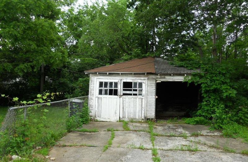 6449 Chestnut Ave, Kansas City, MO 64132