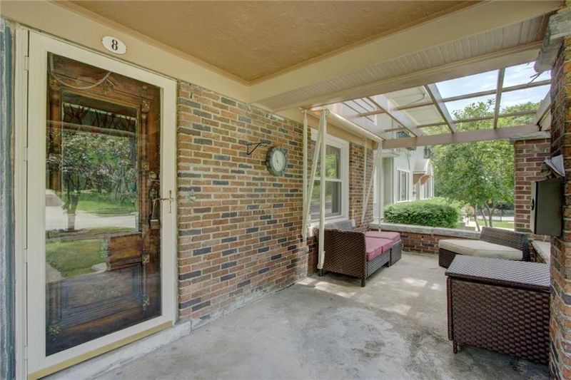 8 E 55th St, Kansas City, MO 64113