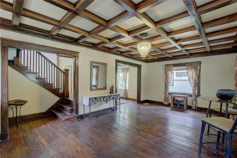 8 E 55th St, Kansas City, MO 64113