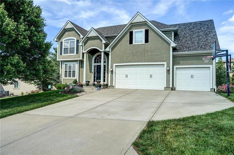 721 SW Winterstar Dr, Lee's Summit, MO 64081