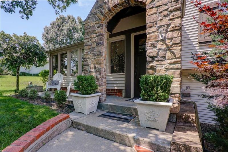 3502 Hermosa Dr, Riverside, MO 64150