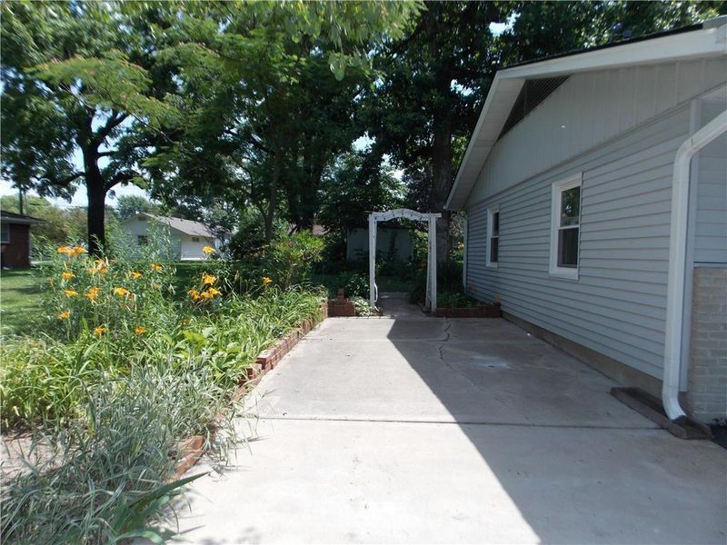 8209 Troup Ave, Kansas City, KS 66112