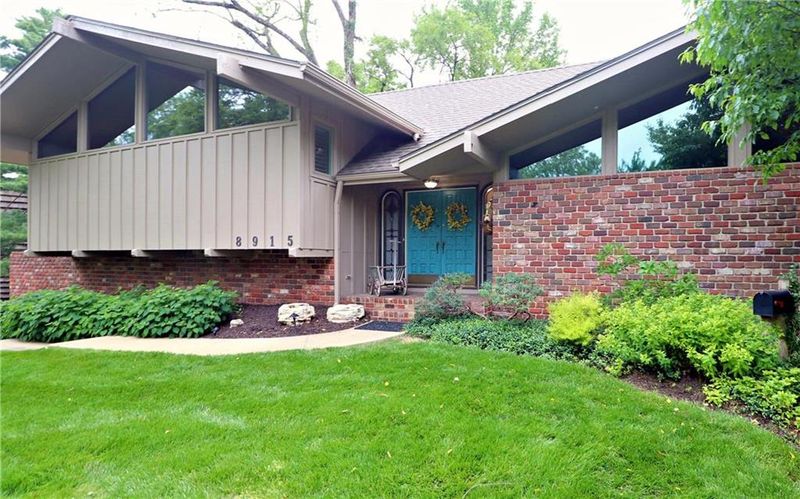 8915 Maple Dr, Overland Park, KS 66207