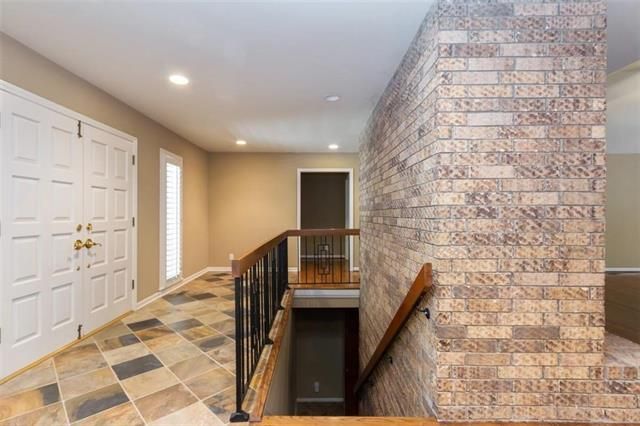 9995 Mackey Cir, Overland Park, KS 66212