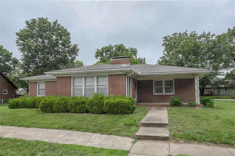 813 NW 39th St, Blue Springs, MO 64015