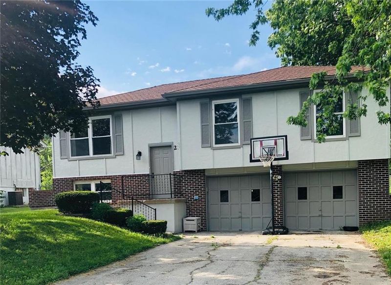 22 NE 88th St, Kansas City, MO 64155