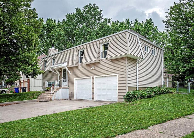2001 E Mohawk Dr, Olathe, KS 66062