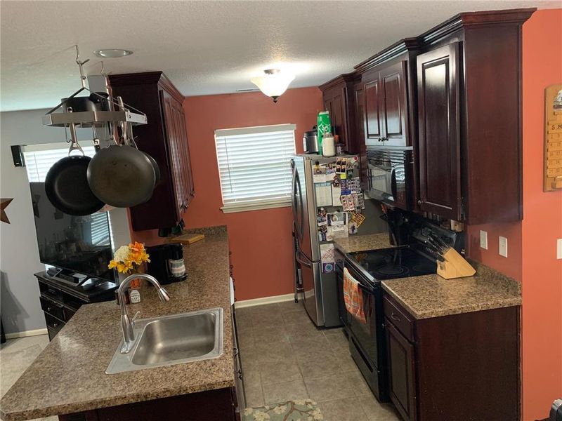 2328 E Willow Point Cir, Tonganoxie, KS 66086