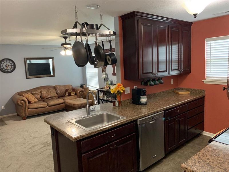 2328 E Willow Point Cir, Tonganoxie, KS 66086