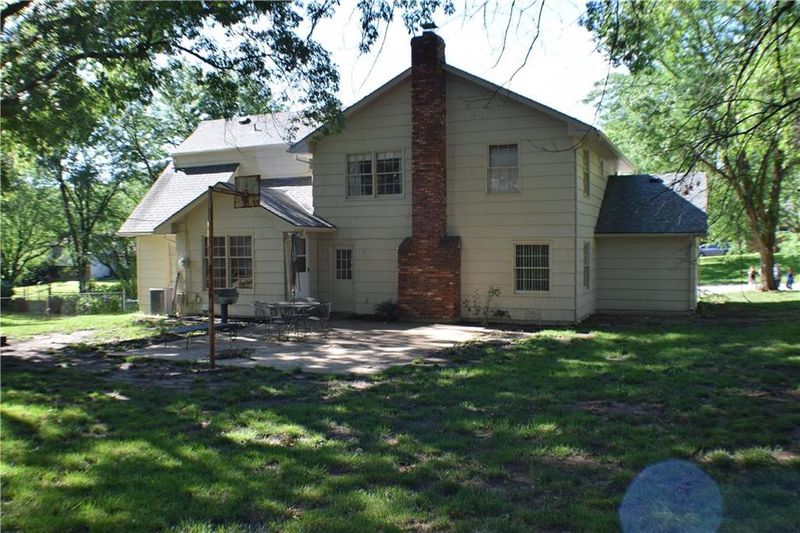 3715 Birchwood Dr, Kansas City, MO 64137