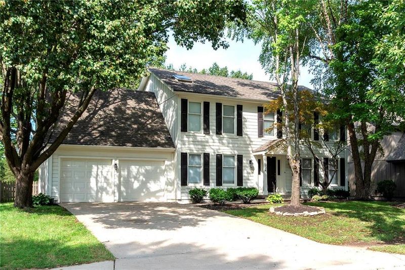 11724 Hemlock St, Overland Park, KS 66210
