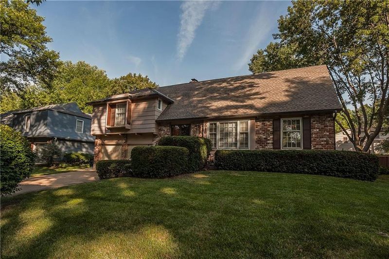 8916 Hadley Pl, Overland Park, KS 66212