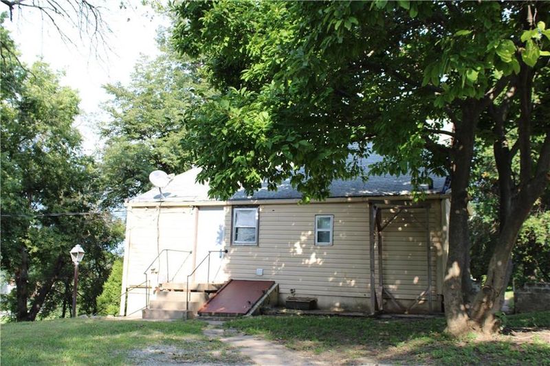 2302 S 19th St, St Joseph, MO 64503
