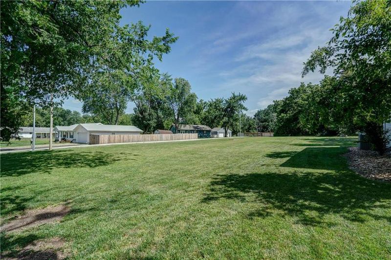 15 NE 88th St, Kansas City, MO 64155