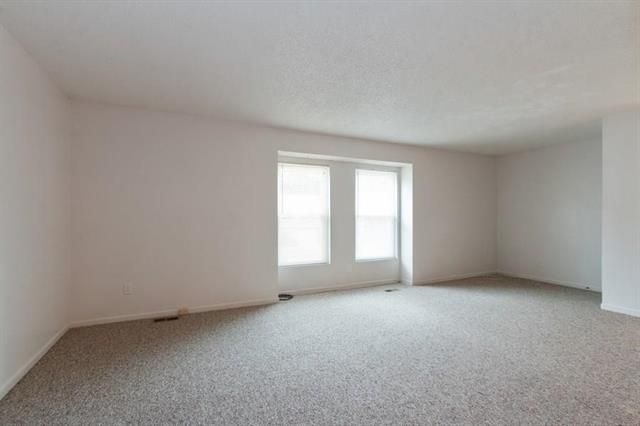 9208 Central St, Kansas City, MO 64114