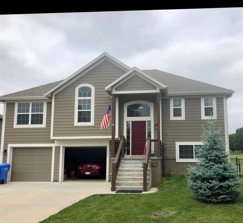 1236 S Delaware St, Tonganoxie, KS 66086